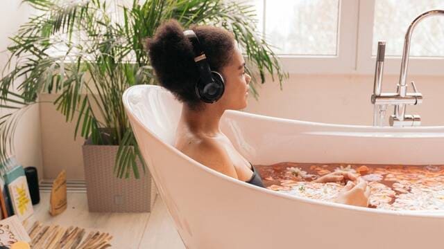 为什么洗澡时人会觉得自己唱歌特别好听？封面图片